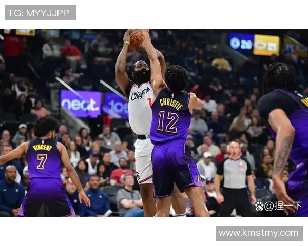 快船与掘金上半场激战回顾球队表现与关键时刻分析 快船与掘金上半场激战回顾球队表现与关键时刻分析